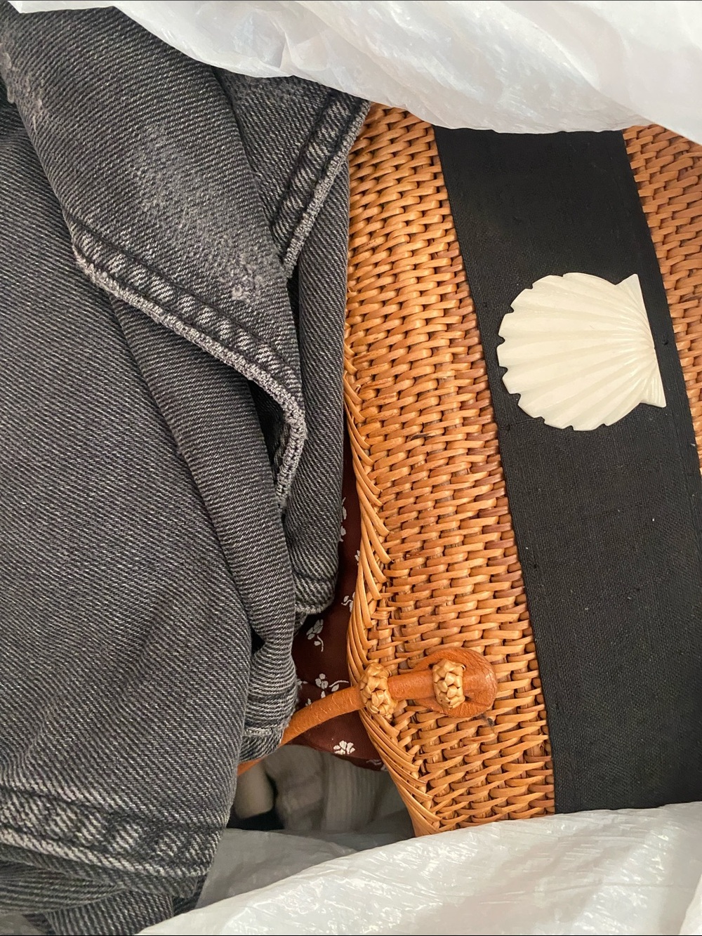 Jasmin’ s ,Free People Woven Rattan Crossbody Bag in Tan, Black & White Shell - Picture 1 of 1